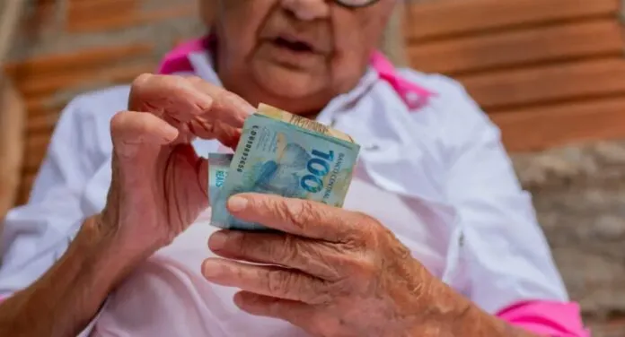 Imagem de idosa com dinheiro do pis pasep