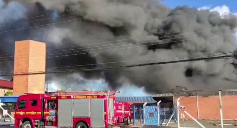 Imagem mostra a ocorrência de incêndio em Cachoeirinha