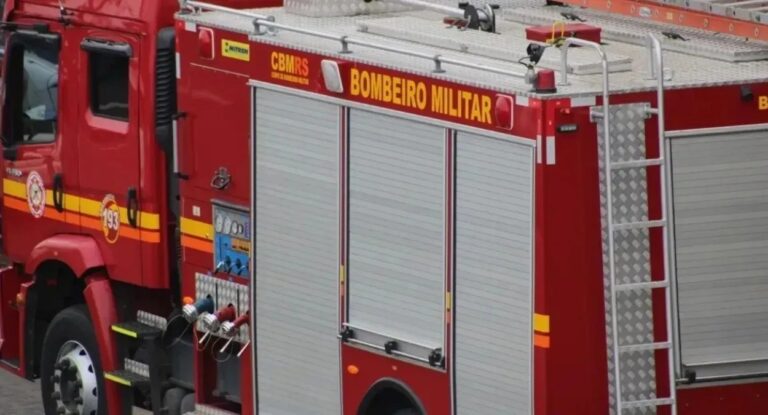na foto, bombeiros combatem incêndio em Canoas
