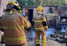 na foto, bombeiros combatem incêndio em Canoas