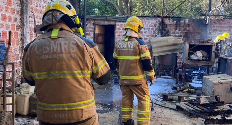 na foto, bombeiros combatem incêndio em Canoas