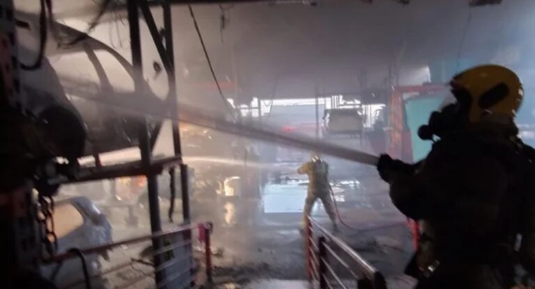 Bombeiros enfrentando as chamas