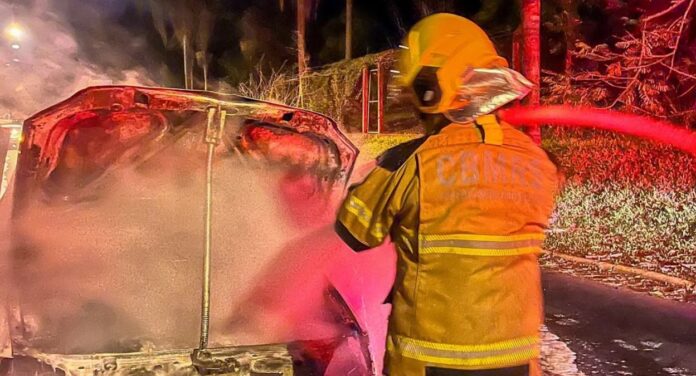 na foto, bombeiros combatem incêndio em Nova Santa Rita