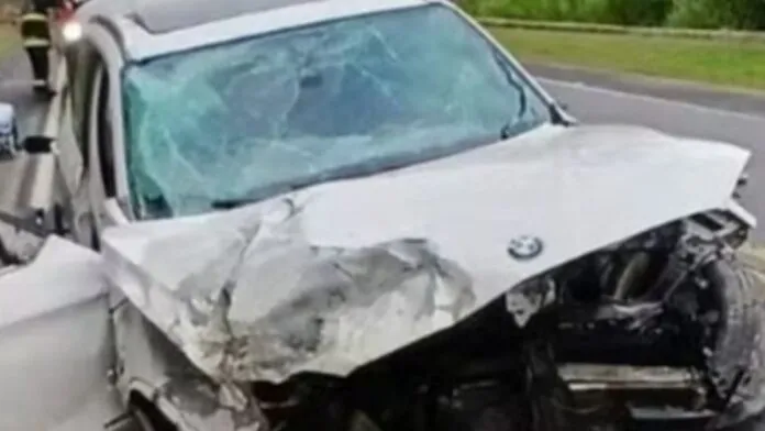 Na foto, o carro do influenciador que morreu em acidente