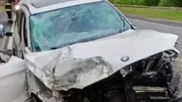 Na foto, o carro do influenciador que morreu em acidente