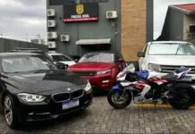 Na foto, os carros e a moto que o influenciador ostentava
