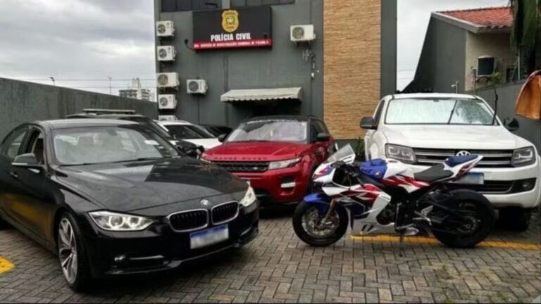 Na foto, os carros e a moto que o influenciador ostentava