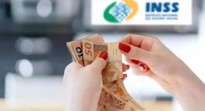 Imagem de beneficiário do INSS contando notas e dinheiro pagos do auxílio