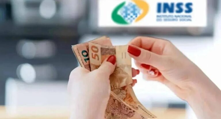 Imagem de beneficiário do INSS contando notas e dinheiro pagos do auxílio