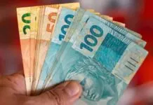 Foto mostra beneficiário do INSS com dinheiro de auxílio