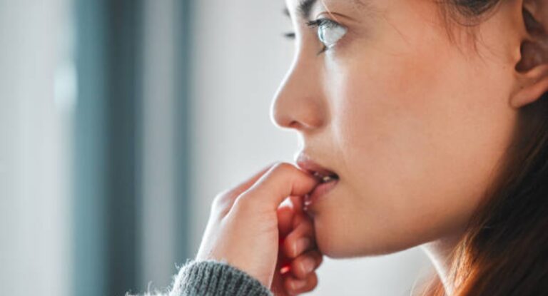 Foto de pessoa com ansiedade, que pode causar afastamento pelo INSS.