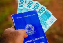 Carteira de trabalho com cédulas de dinheiro do INSS