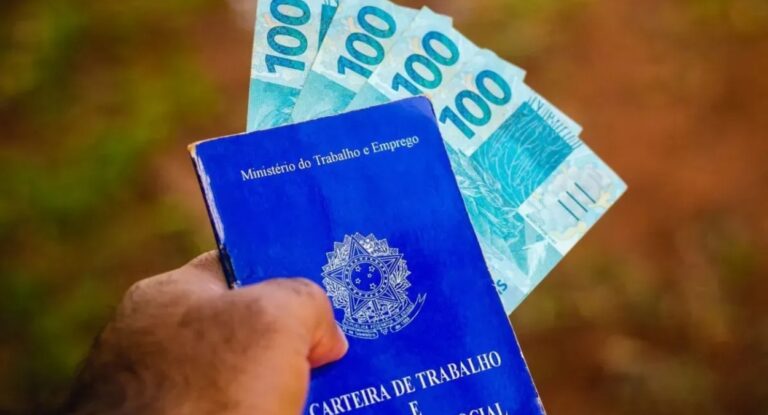 Carteira de trabalho com cédulas de dinheiro do INSS