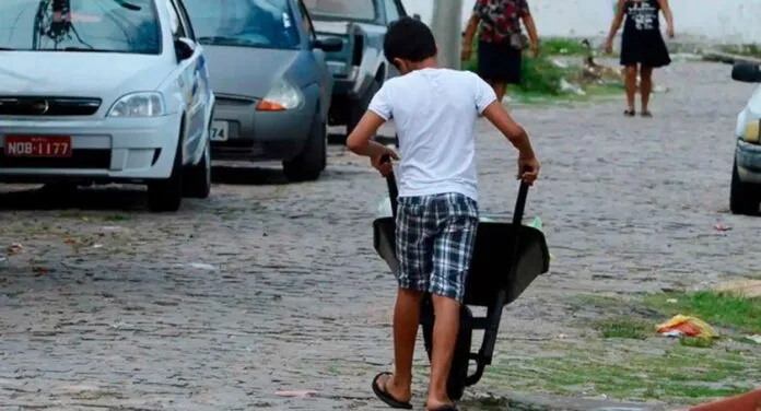 Imagem de menino com um empurrando um carrinho de mão