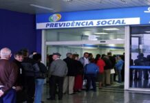 Agência do INSS, com fila de aposentados