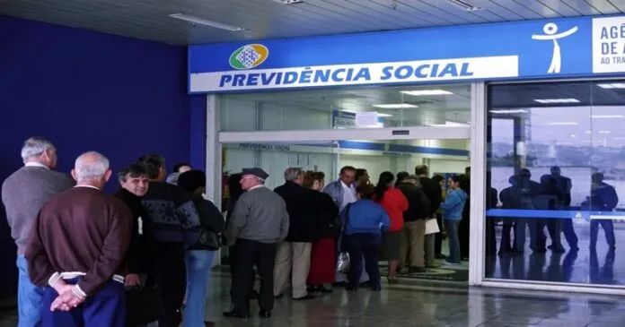 Agência do INSS, com fila de aposentados