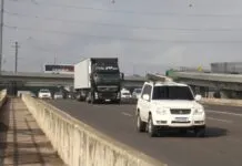 Foto mostra carros em uma rodovia no Rio Grande do Sul; Alguns automóveis ficarão isentos de pagar o IPVA em 2026