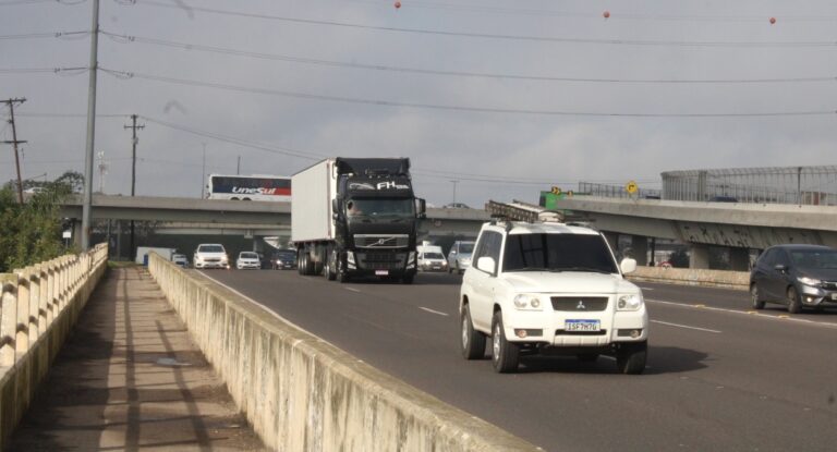 Foto mostra carros em uma rodovia no Rio Grande do Sul; Alguns automóveis ficarão isentos de pagar o IPVA em 2026