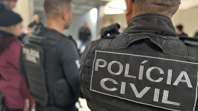 na foto, policiais que participaram de operação de jovem militar de Canoas