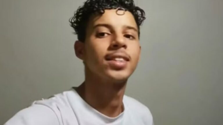 Na foto, mostra o jovem que morreu após comer bolo envenado