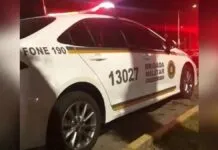 Na foto, o carro da BM usado na ocorrência do jovem morto em campo de futebol