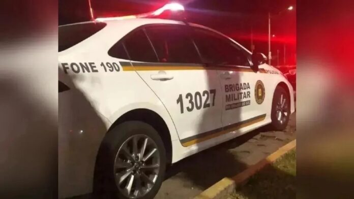 Na foto, o carro da BM usado na ocorrência do jovem morto em campo de futebol