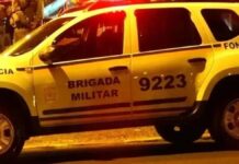 Na foto, o carro da BM usado na ocorrência dos jovens mortos em porto alegre