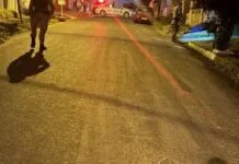 Na foto, mostra a rua que os jovens foram mortos a tiros.