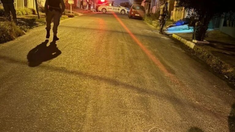 Na foto, mostra a rua que os jovens foram mortos a tiros.