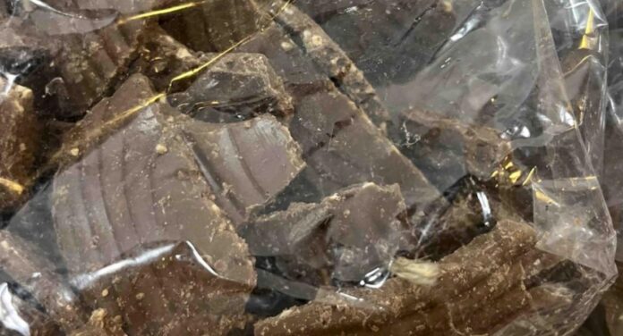 Foto mostra chocolates em que foram encontrados larvas e insetos