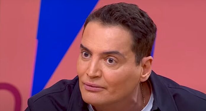 Foto mostra o apresentador e jornalista Leo Dias