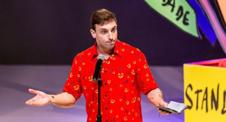 foto mostra humorista leo lins durante show