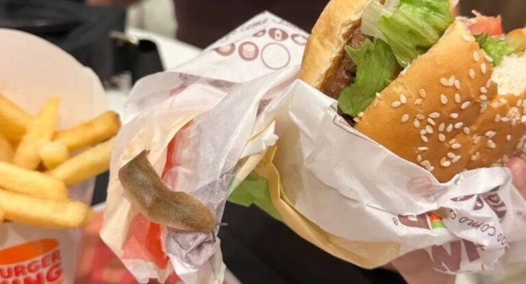Foto mostra lesma viva em lanche do Burger King