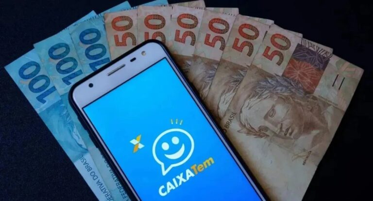 Aplicativo do Caixa Tem aberto com notas de dinheiro ao fundo