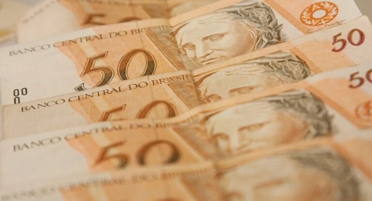 Imagem de cédulas de cinquenta reais