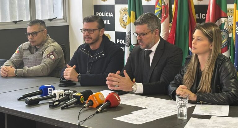 na foto, polícia civil faz coletiva sobre caso de mãe e bbê em esteio
