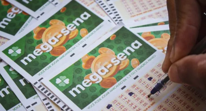 na foto, bilhete da Mega-Sena 2892