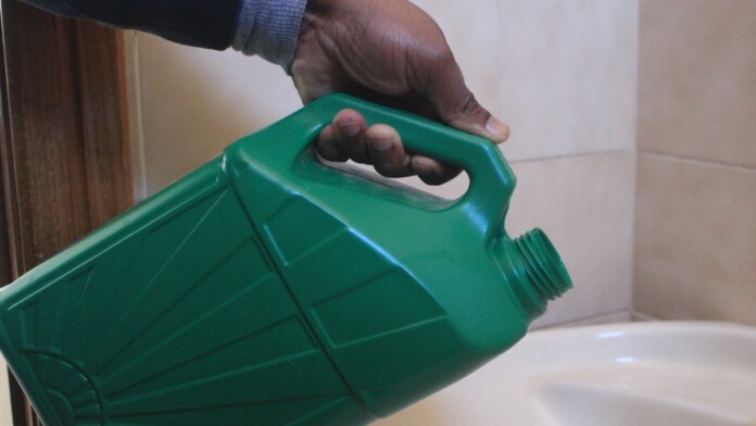 Na foto, a água sanitária que pode trazer riscos a saúde conforme alerta o minstério saúde
