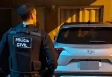 Na foto, mostra a policia civil na operação da moradora em canoas