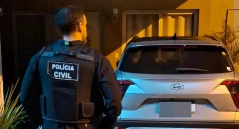 Na foto, mostra a policia civil na operação da moradora em canoas