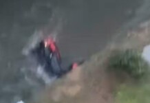 na foto, motocicleta dentro de valão em Canoas