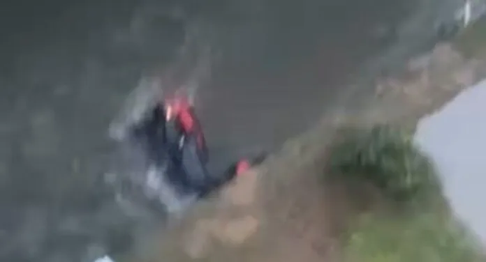 na foto, motocicleta dentro de valão em Canoas