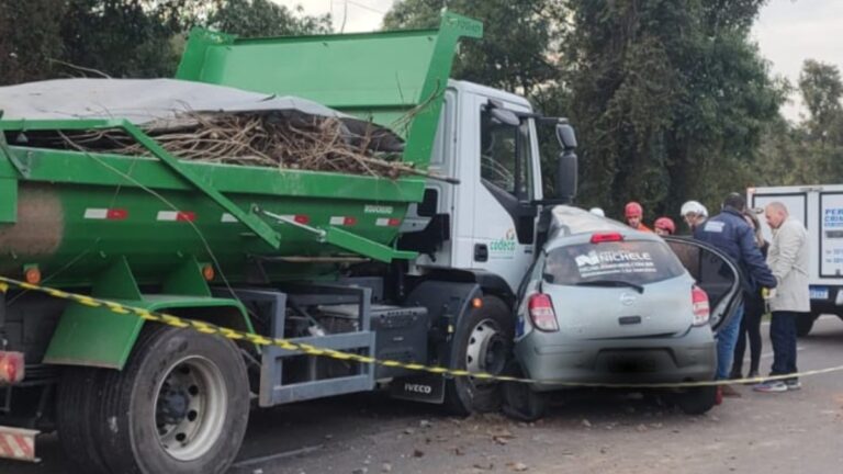 Na foto, o carro que o motorista morreu em acidente