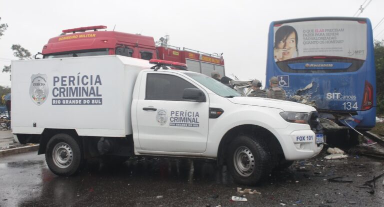 na foto, a perícia no caso do motorista morto Canoas