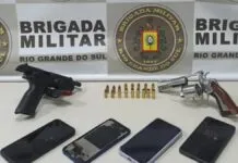Na foto, as armas e celulares apreendidos na ocorrência da mulher morta em Guapore