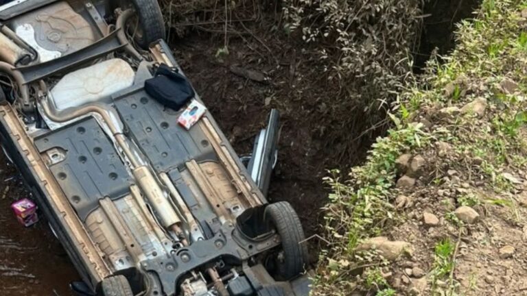 Na foto, o carro da mulher que morreu após carro capotar