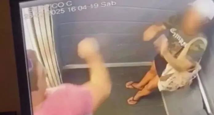 Imagem do vídeo que mostra a mulher sendo espancada no elevador
