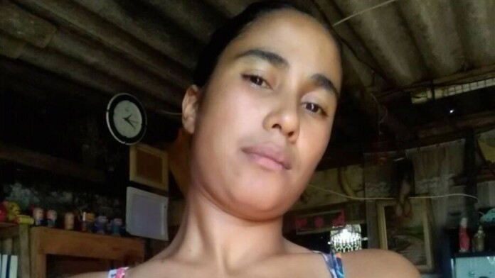 Na foto, a mulher que foi morta a tiros na frente da filha