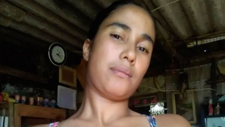 Na foto, a mulher que foi morta a tiros na frente da filha