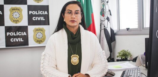 na foto, delega angélica giovanella que investiga caso de mulher morta a marteladas em Canoas
